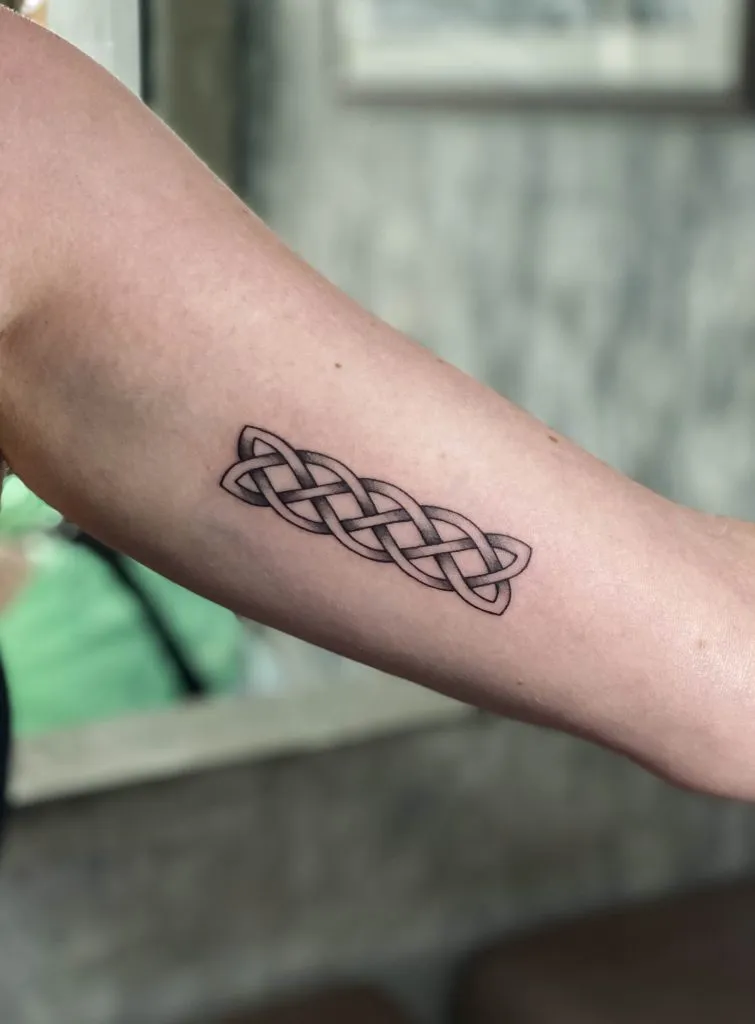 Minimal Fineline tattoo portfolio piece 148 at Studio One Tattoo Bangkok
