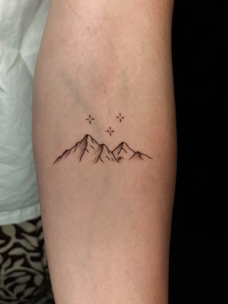 Minimal Fineline tattoo portfolio piece 175 at Studio One Tattoo Bangkok