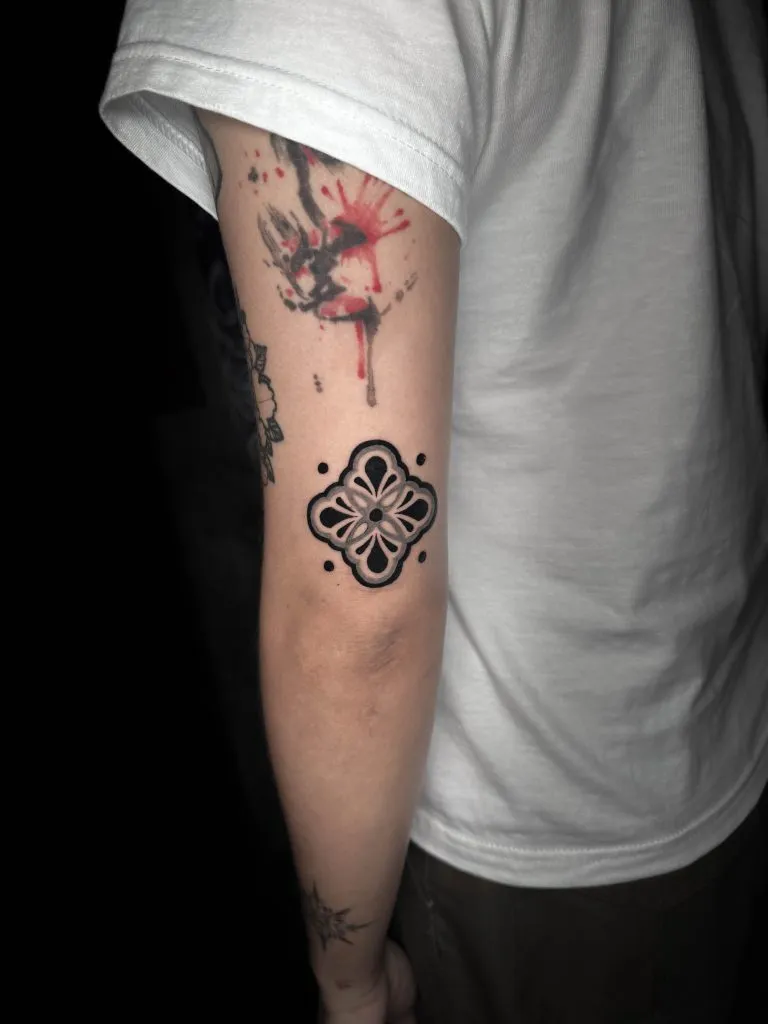 Minimal Fineline tattoo portfolio piece 64 at Studio One Tattoo Bangkok