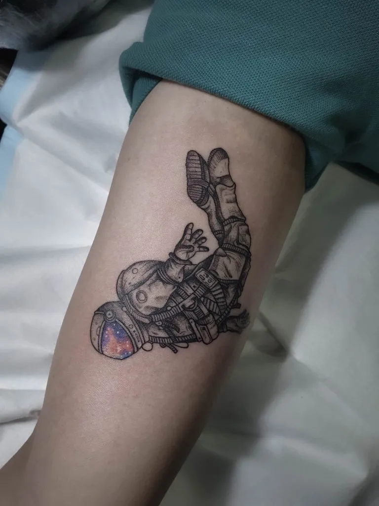 Minimal Fineline tattoo portfolio piece 96 at Studio One Tattoo Bangkok